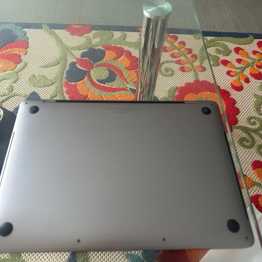 MacBook Pro (13-inch, 2017,  Four Thunderbolt 3 Ports)